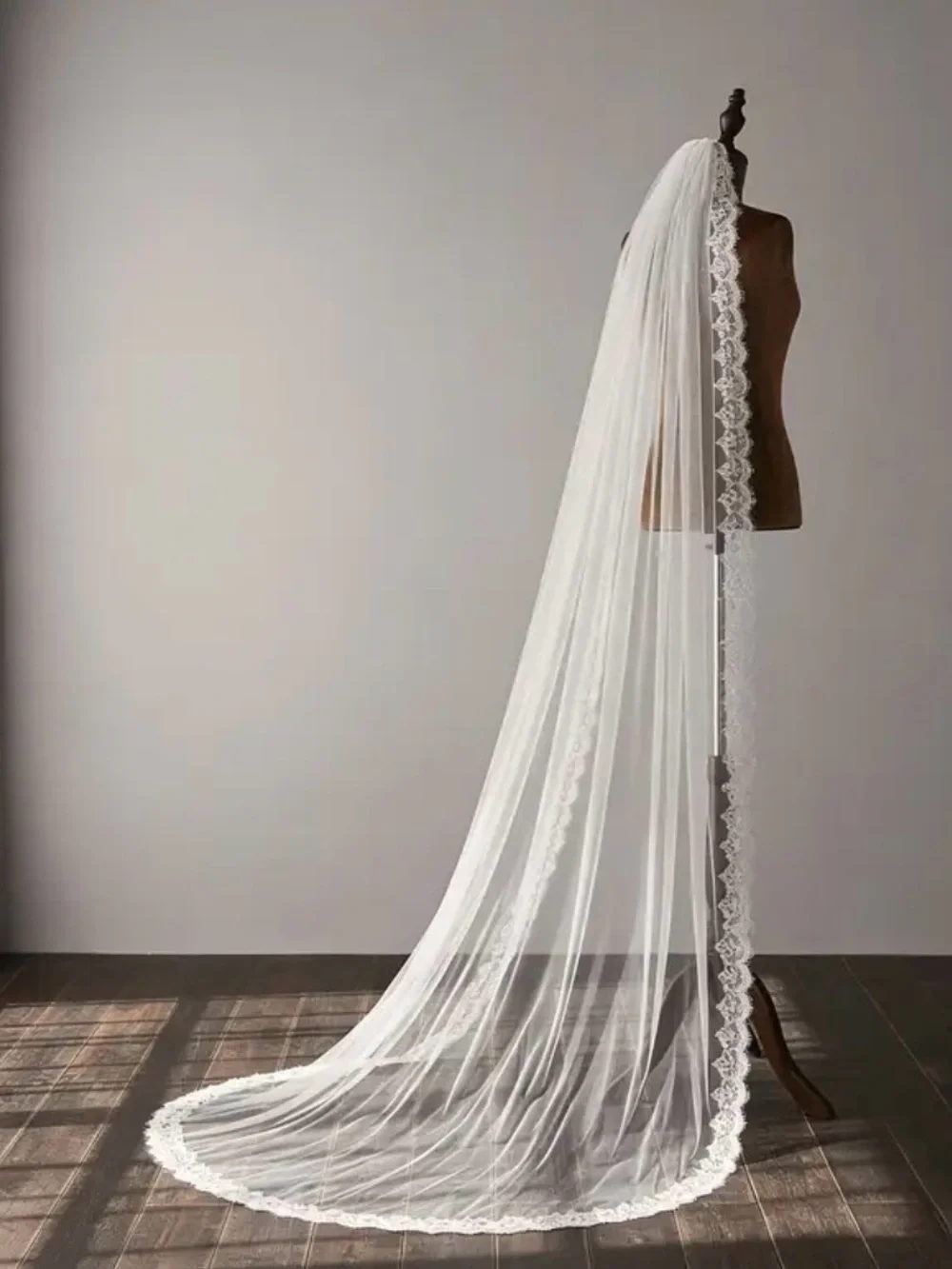 Elegant White Lace-Edged Bridal Veil - Unbranded